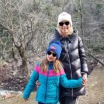 Zeta Douka Instagram - Πάει ο παλιός ο χρόνος, ας γιορτάσουμε παιδιααα… Το 2023 το χαρακτηρίζω ως τη χρονιά που πέρασε και δεν άφησε τίποτα όρθιο! Αλλαγές σε όλα τα επίπεδα, αναβολές, ακυρώσεις , ριζικές Μεταρρυθμίσεις.. Τα πάντα όλα! Σε προσωπικό επίπεδο, ζορίστηκα πολύ! Τουλάχιστον όμως διατήρησα την υγεία μου( έστω κι αν κάποιες φορές πραγματικά πίστευα ότι δεν θα τα καταφέρω..) , είναι όλοι οι άνθρωποι που αγαπώ υγιείς ( ΤΕΡΑΣΤΙΟ ΠΡΑΓΜΑ) και τους νιώθω ακόμη πιο κοντά μου, Και διατηρώ ευτυχώς ζωντανές την αισιοδοξία και την ελπίδα μου ότι η επόμενη χρονιά θα με αποζημιώσει και με το παραπάνω! Ήταν όμως και μια χρονιά εξαιρετικά δύσκολη για όλο τον κόσμο , με την ειρήνη και την ηθική να βρίσκονται σχεδόν υπό εξαφάνιση και την Κλιματική κρίση παρούσα να μας θυμίζει ότι πλέον η γη στο σημείο βρασμού που βρίσκεται , δεν έχει άλλα περιθώρια ανοχής για τον άνθρωπο. Δύσκολα θέματα απογοητευτικά και αποτρεπτικά για την συνέχιση και ευζωία του ανθρώπινου είδους και απολύτως παρανοϊκά για όσους ( δεν είμαστε πραγματικά πολλοί, ας γίνουμε σύντομα περισσότεροι!) ενδιαφερόμαστε για τα παιδιά αυτού του κόσμου ( Πόσο μάλλον όταν έχουμε συμβάλλει στη δημιουργία μερικών από αυτά. Μέλλοντες γονείς, σκεφτείτε τα όλα αυτά…!) Εύχομαι λοιπόν το 2024 να είναι μια χρονιά που με έναν μαγικό τρόπο ( ναι, χρειάζεται μαγεία μπόλικη σε αυτή την ευχή..) ο κόσμος να γίνει πιο ευγενικός, ηθικός, αλληλέγγυος , δίκαιος και κυρίως ειρηνικός. Να σταματήσουν οι πόλεμοι και οι αιματοχυσίες , η καταστροφή της γης μας και να καταλάβουμε όλοι ότι είμαστε θνητοί , περαστικοί και δεν παίρνουμε τίποτα μαζί μας φεύγοντας. Ας έχουμε τουλάχιστον αφήσει κάτι καλό ώστε να μας θυμούνται με αγάπη. Καλή χρονιά σε όλους ✨✨✨ #newyear #happynewyear #review #lifelessons #positive #grateful #peace #love #calmness #joy