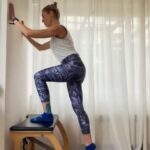Zeta Douka Instagram - Μετά από 3 εβδομάδες (σχεδόν) αποχή και 2 εβδομάδες φυσικοθεραπεία , επανέρχομαι περιχαρής στο Pilates. Οι τραυματισμοί μας θέλουν προσοχή, χρόνο και σωστή καθοδήγηση προκειμένου να θεραπευτούν και μέρος της θεραπείας είναι η κίνηση και η ενδυνάμωση. Για την ακρίβεια, είναι το σπουδαιότερο στάδιο , ιδίως όσο μεγαλώνουμε που έτσι κι αλλιώς η αποκατάσταση γίνεται δυσκολότερη. Το ξέρω ότι στην αρχή ειναι σαν να μην ακολουθεί το σώμα, σαν να έχει ξεχάσει αυτά που ήξερε. Όμως επανέρχεται γρήγορα και αν το «ακούσουμε» προσεκτικά κατά τη διάρκεια, η άσκηση γίνεται ασφαλής κι εποικοδομητική. Επαναλαμβάνω, ΠΑΝΤΑ με σωστή καθοδήγηση από τους -ειδικούς- γιατρούς, φυσικοθεραπευτές, γυμναστές κλπ. Για την ιστορία, το Pilates είναι από τις πλέον ασφαλείς μεθόδους γυμναστικης - έτσι κι αλλιώς δημιουργήθηκε για αποκατάσταση κι ευτυχώς συνεχίζει να θριαμβεύει. Pilates instructor @eleni.sof #pilates #pilatesreformer #sprainedankle #rehabilitation #exercise