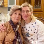 Zeta Douka Instagram - Οσο μεγαλώνω, τόσο μεγαλώνει και η πεποίθηση μου ότι τίποτα δεν γίνεται χωρίς κόστος. Σε μια κοινωνία υποκριτική και ουσιαστικά εχθρική προς εμάς τις γυναίκες ,εμείς πρώτες έχουμε υποχρέωση να τολμάμε να ξεριζώσουμε καθετί που μας φοβίζει, μας καταπιέζει, μας υποβιβάζει. Εμείς πρώτες έχουμε υποχρέωση η μία απέναντι στην άλλη, να βαστάμε τα χέρια μας και να προχωράμε μπροστά , υποστηρίζοντας η μια την άλλη με όποιον τρόπο μπορούμε, συμπαρασύροντας τους πάντες σε μια κοινωνία αρμονίας και ισότητας . Σε έναν κόσμο που καταρρέει σε επίπεδο αξιών και γίνεται ολοένα και πιο σκληρός, ας εντοπίσουμε τις δράσεις σπουδαίων γυναικών και Θηλυκοτήτων, που πηγαίνουν κόντρα στα Στερεότυπα και τα κατεστημένα κι ας τις κάνουμε σημαίες και πρότυπα για εμάς και τα παιδιά μας. Αξίζουμε μόνο σεβασμό και ουσιαστική ισότητα σε κάθε τομέα και δεν θα πάψουμε να αγωνιζόμαστε μέχρι να κατακτηθούν. Μια μεγάλη αγκαλιά σε όλες/@ μας! Σας αγαπώ και σας θαυμάζω ❤️ #internationalwomensday #equality #stopfemicide #womensupportingwomen #womwnempowerment