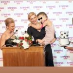 Zeta Douka Instagram - Πάει ο παλιός ο χρόνος, ας γιορτάσουμε παιδιααα… Το 2023 το χαρακτηρίζω ως τη χρονιά που πέρασε και δεν άφησε τίποτα όρθιο! Αλλαγές σε όλα τα επίπεδα, αναβολές, ακυρώσεις , ριζικές Μεταρρυθμίσεις.. Τα πάντα όλα! Σε προσωπικό επίπεδο, ζορίστηκα πολύ! Τουλάχιστον όμως διατήρησα την υγεία μου( έστω κι αν κάποιες φορές πραγματικά πίστευα ότι δεν θα τα καταφέρω..) , είναι όλοι οι άνθρωποι που αγαπώ υγιείς ( ΤΕΡΑΣΤΙΟ ΠΡΑΓΜΑ) και τους νιώθω ακόμη πιο κοντά μου, Και διατηρώ ευτυχώς ζωντανές την αισιοδοξία και την ελπίδα μου ότι η επόμενη χρονιά θα με αποζημιώσει και με το παραπάνω! Ήταν όμως και μια χρονιά εξαιρετικά δύσκολη για όλο τον κόσμο , με την ειρήνη και την ηθική να βρίσκονται σχεδόν υπό εξαφάνιση και την Κλιματική κρίση παρούσα να μας θυμίζει ότι πλέον η γη στο σημείο βρασμού που βρίσκεται , δεν έχει άλλα περιθώρια ανοχής για τον άνθρωπο. Δύσκολα θέματα απογοητευτικά και αποτρεπτικά για την συνέχιση και ευζωία του ανθρώπινου είδους και απολύτως παρανοϊκά για όσους ( δεν είμαστε πραγματικά πολλοί, ας γίνουμε σύντομα περισσότεροι!) ενδιαφερόμαστε για τα παιδιά αυτού του κόσμου ( Πόσο μάλλον όταν έχουμε συμβάλλει στη δημιουργία μερικών από αυτά. Μέλλοντες γονείς, σκεφτείτε τα όλα αυτά…!) Εύχομαι λοιπόν το 2024 να είναι μια χρονιά που με έναν μαγικό τρόπο ( ναι, χρειάζεται μαγεία μπόλικη σε αυτή την ευχή..) ο κόσμος να γίνει πιο ευγενικός, ηθικός, αλληλέγγυος , δίκαιος και κυρίως ειρηνικός. Να σταματήσουν οι πόλεμοι και οι αιματοχυσίες , η καταστροφή της γης μας και να καταλάβουμε όλοι ότι είμαστε θνητοί , περαστικοί και δεν παίρνουμε τίποτα μαζί μας φεύγοντας. Ας έχουμε τουλάχιστον αφήσει κάτι καλό ώστε να μας θυμούνται με αγάπη. Καλή χρονιά σε όλους ✨✨✨ #newyear #happynewyear #review #lifelessons #positive #grateful #peace #love #calmness #joy