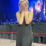 Zeta Douka Instagram - Πάει ο παλιός ο χρόνος, ας γιορτάσουμε παιδιααα… Το 2023 το χαρακτηρίζω ως τη χρονιά που πέρασε και δεν άφησε τίποτα όρθιο! Αλλαγές σε όλα τα επίπεδα, αναβολές, ακυρώσεις , ριζικές Μεταρρυθμίσεις.. Τα πάντα όλα! Σε προσωπικό επίπεδο, ζορίστηκα πολύ! Τουλάχιστον όμως διατήρησα την υγεία μου( έστω κι αν κάποιες φορές πραγματικά πίστευα ότι δεν θα τα καταφέρω..) , είναι όλοι οι άνθρωποι που αγαπώ υγιείς ( ΤΕΡΑΣΤΙΟ ΠΡΑΓΜΑ) και τους νιώθω ακόμη πιο κοντά μου, Και διατηρώ ευτυχώς ζωντανές την αισιοδοξία και την ελπίδα μου ότι η επόμενη χρονιά θα με αποζημιώσει και με το παραπάνω! Ήταν όμως και μια χρονιά εξαιρετικά δύσκολη για όλο τον κόσμο , με την ειρήνη και την ηθική να βρίσκονται σχεδόν υπό εξαφάνιση και την Κλιματική κρίση παρούσα να μας θυμίζει ότι πλέον η γη στο σημείο βρασμού που βρίσκεται , δεν έχει άλλα περιθώρια ανοχής για τον άνθρωπο. Δύσκολα θέματα απογοητευτικά και αποτρεπτικά για την συνέχιση και ευζωία του ανθρώπινου είδους και απολύτως παρανοϊκά για όσους ( δεν είμαστε πραγματικά πολλοί, ας γίνουμε σύντομα περισσότεροι!) ενδιαφερόμαστε για τα παιδιά αυτού του κόσμου ( Πόσο μάλλον όταν έχουμε συμβάλλει στη δημιουργία μερικών από αυτά. Μέλλοντες γονείς, σκεφτείτε τα όλα αυτά…!) Εύχομαι λοιπόν το 2024 να είναι μια χρονιά που με έναν μαγικό τρόπο ( ναι, χρειάζεται μαγεία μπόλικη σε αυτή την ευχή..) ο κόσμος να γίνει πιο ευγενικός, ηθικός, αλληλέγγυος , δίκαιος και κυρίως ειρηνικός. Να σταματήσουν οι πόλεμοι και οι αιματοχυσίες , η καταστροφή της γης μας και να καταλάβουμε όλοι ότι είμαστε θνητοί , περαστικοί και δεν παίρνουμε τίποτα μαζί μας φεύγοντας. Ας έχουμε τουλάχιστον αφήσει κάτι καλό ώστε να μας θυμούνται με αγάπη. Καλή χρονιά σε όλους ✨✨✨ #newyear #happynewyear #review #lifelessons #positive #grateful #peace #love #calmness #joy