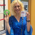 Zeta Douka Instagram - Πάει ο παλιός ο χρόνος, ας γιορτάσουμε παιδιααα… Το 2023 το χαρακτηρίζω ως τη χρονιά που πέρασε και δεν άφησε τίποτα όρθιο! Αλλαγές σε όλα τα επίπεδα, αναβολές, ακυρώσεις , ριζικές Μεταρρυθμίσεις.. Τα πάντα όλα! Σε προσωπικό επίπεδο, ζορίστηκα πολύ! Τουλάχιστον όμως διατήρησα την υγεία μου( έστω κι αν κάποιες φορές πραγματικά πίστευα ότι δεν θα τα καταφέρω..) , είναι όλοι οι άνθρωποι που αγαπώ υγιείς ( ΤΕΡΑΣΤΙΟ ΠΡΑΓΜΑ) και τους νιώθω ακόμη πιο κοντά μου, Και διατηρώ ευτυχώς ζωντανές την αισιοδοξία και την ελπίδα μου ότι η επόμενη χρονιά θα με αποζημιώσει και με το παραπάνω! Ήταν όμως και μια χρονιά εξαιρετικά δύσκολη για όλο τον κόσμο , με την ειρήνη και την ηθική να βρίσκονται σχεδόν υπό εξαφάνιση και την Κλιματική κρίση παρούσα να μας θυμίζει ότι πλέον η γη στο σημείο βρασμού που βρίσκεται , δεν έχει άλλα περιθώρια ανοχής για τον άνθρωπο. Δύσκολα θέματα απογοητευτικά και αποτρεπτικά για την συνέχιση και ευζωία του ανθρώπινου είδους και απολύτως παρανοϊκά για όσους ( δεν είμαστε πραγματικά πολλοί, ας γίνουμε σύντομα περισσότεροι!) ενδιαφερόμαστε για τα παιδιά αυτού του κόσμου ( Πόσο μάλλον όταν έχουμε συμβάλλει στη δημιουργία μερικών από αυτά. Μέλλοντες γονείς, σκεφτείτε τα όλα αυτά…!) Εύχομαι λοιπόν το 2024 να είναι μια χρονιά που με έναν μαγικό τρόπο ( ναι, χρειάζεται μαγεία μπόλικη σε αυτή την ευχή..) ο κόσμος να γίνει πιο ευγενικός, ηθικός, αλληλέγγυος , δίκαιος και κυρίως ειρηνικός. Να σταματήσουν οι πόλεμοι και οι αιματοχυσίες , η καταστροφή της γης μας και να καταλάβουμε όλοι ότι είμαστε θνητοί , περαστικοί και δεν παίρνουμε τίποτα μαζί μας φεύγοντας. Ας έχουμε τουλάχιστον αφήσει κάτι καλό ώστε να μας θυμούνται με αγάπη. Καλή χρονιά σε όλους ✨✨✨ #newyear #happynewyear #review #lifelessons #positive #grateful #peace #love #calmness #joy