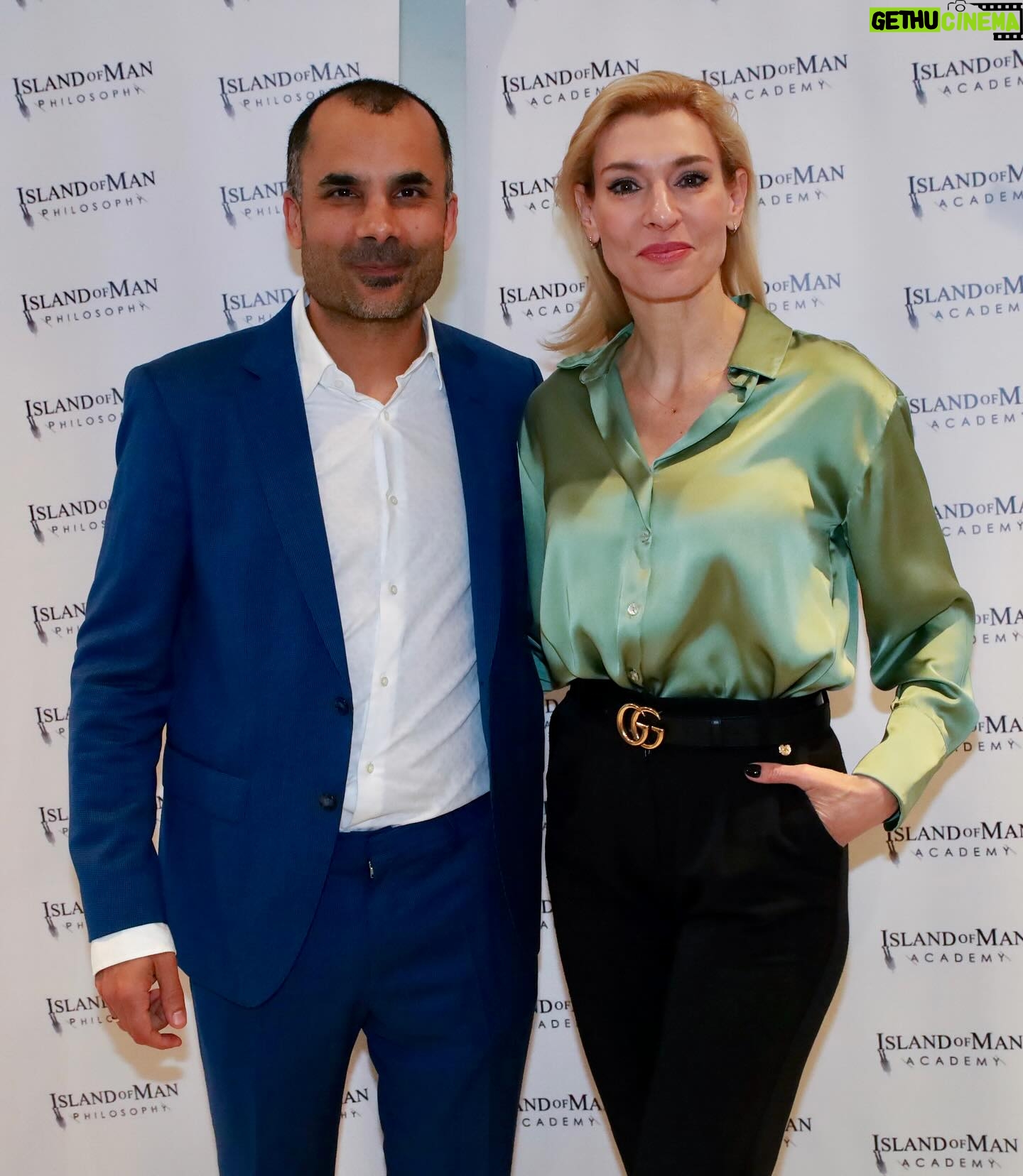 Zeta Douka Instagram - Χθες συμμετείχα στο 2ο Φεστιβάλ Αλήθειας που διοργανώθηκε με μεγάλη επιτυχία από το Νικόλα Σμυρνάκη στο Πολιτιστικό κέντρο του Δήμου Μοσχάτου. Είχα την χαρά να συνευρεθώ με σπουδαίους ανθρώπους, ο καθένας από τους οποίους , καταθέτοντας την αλήθεια και τις αξίες που διέπουν τη ζωή του, Προσθέτει ενα σημαντικό Κομμάτι στο παζλ της προσφοράς στην κοινωνία. Είναι τεράστια χαρά να συναντάς ανθρώπους με τους οποίους μπορείς να συμπλεύσεις, Να ονειρευτείς και να ξεκουράσεις την ψυχή σου. Τα έσοδα από τις πωλήσεις των βιβλίων του @nicolasmyrnakis , Διατέθηκαν για την ενίσχυση του @ioannapaliospiroufoundation . Εις το επανιδείν! @nicolasmyrnakis @paliospirou.joanna @yorgoskaramihos @schoolmarius @ayachak.kastanakis @dimitrisdimitriadis_ @alexandra_bounatsa #festival #truth #love #happiness #values #principles #respect