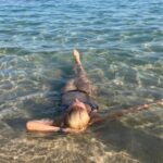 Zeta Douka Instagram - Πάει ο παλιός ο χρόνος, ας γιορτάσουμε παιδιααα… Το 2023 το χαρακτηρίζω ως τη χρονιά που πέρασε και δεν άφησε τίποτα όρθιο! Αλλαγές σε όλα τα επίπεδα, αναβολές, ακυρώσεις , ριζικές Μεταρρυθμίσεις.. Τα πάντα όλα! Σε προσωπικό επίπεδο, ζορίστηκα πολύ! Τουλάχιστον όμως διατήρησα την υγεία μου( έστω κι αν κάποιες φορές πραγματικά πίστευα ότι δεν θα τα καταφέρω..) , είναι όλοι οι άνθρωποι που αγαπώ υγιείς ( ΤΕΡΑΣΤΙΟ ΠΡΑΓΜΑ) και τους νιώθω ακόμη πιο κοντά μου, Και διατηρώ ευτυχώς ζωντανές την αισιοδοξία και την ελπίδα μου ότι η επόμενη χρονιά θα με αποζημιώσει και με το παραπάνω! Ήταν όμως και μια χρονιά εξαιρετικά δύσκολη για όλο τον κόσμο , με την ειρήνη και την ηθική να βρίσκονται σχεδόν υπό εξαφάνιση και την Κλιματική κρίση παρούσα να μας θυμίζει ότι πλέον η γη στο σημείο βρασμού που βρίσκεται , δεν έχει άλλα περιθώρια ανοχής για τον άνθρωπο. Δύσκολα θέματα απογοητευτικά και αποτρεπτικά για την συνέχιση και ευζωία του ανθρώπινου είδους και απολύτως παρανοϊκά για όσους ( δεν είμαστε πραγματικά πολλοί, ας γίνουμε σύντομα περισσότεροι!) ενδιαφερόμαστε για τα παιδιά αυτού του κόσμου ( Πόσο μάλλον όταν έχουμε συμβάλλει στη δημιουργία μερικών από αυτά. Μέλλοντες γονείς, σκεφτείτε τα όλα αυτά…!) Εύχομαι λοιπόν το 2024 να είναι μια χρονιά που με έναν μαγικό τρόπο ( ναι, χρειάζεται μαγεία μπόλικη σε αυτή την ευχή..) ο κόσμος να γίνει πιο ευγενικός, ηθικός, αλληλέγγυος , δίκαιος και κυρίως ειρηνικός. Να σταματήσουν οι πόλεμοι και οι αιματοχυσίες , η καταστροφή της γης μας και να καταλάβουμε όλοι ότι είμαστε θνητοί , περαστικοί και δεν παίρνουμε τίποτα μαζί μας φεύγοντας. Ας έχουμε τουλάχιστον αφήσει κάτι καλό ώστε να μας θυμούνται με αγάπη. Καλή χρονιά σε όλους ✨✨✨ #newyear #happynewyear #review #lifelessons #positive #grateful #peace #love #calmness #joy