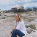 Zeta Douka Instagram - Πάει ο παλιός ο χρόνος, ας γιορτάσουμε παιδιααα… Το 2023 το χαρακτηρίζω ως τη χρονιά που πέρασε και δεν άφησε τίποτα όρθιο! Αλλαγές σε όλα τα επίπεδα, αναβολές, ακυρώσεις , ριζικές Μεταρρυθμίσεις.. Τα πάντα όλα! Σε προσωπικό επίπεδο, ζορίστηκα πολύ! Τουλάχιστον όμως διατήρησα την υγεία μου( έστω κι αν κάποιες φορές πραγματικά πίστευα ότι δεν θα τα καταφέρω..) , είναι όλοι οι άνθρωποι που αγαπώ υγιείς ( ΤΕΡΑΣΤΙΟ ΠΡΑΓΜΑ) και τους νιώθω ακόμη πιο κοντά μου, Και διατηρώ ευτυχώς ζωντανές την αισιοδοξία και την ελπίδα μου ότι η επόμενη χρονιά θα με αποζημιώσει και με το παραπάνω! Ήταν όμως και μια χρονιά εξαιρετικά δύσκολη για όλο τον κόσμο , με την ειρήνη και την ηθική να βρίσκονται σχεδόν υπό εξαφάνιση και την Κλιματική κρίση παρούσα να μας θυμίζει ότι πλέον η γη στο σημείο βρασμού που βρίσκεται , δεν έχει άλλα περιθώρια ανοχής για τον άνθρωπο. Δύσκολα θέματα απογοητευτικά και αποτρεπτικά για την συνέχιση και ευζωία του ανθρώπινου είδους και απολύτως παρανοϊκά για όσους ( δεν είμαστε πραγματικά πολλοί, ας γίνουμε σύντομα περισσότεροι!) ενδιαφερόμαστε για τα παιδιά αυτού του κόσμου ( Πόσο μάλλον όταν έχουμε συμβάλλει στη δημιουργία μερικών από αυτά. Μέλλοντες γονείς, σκεφτείτε τα όλα αυτά…!) Εύχομαι λοιπόν το 2024 να είναι μια χρονιά που με έναν μαγικό τρόπο ( ναι, χρειάζεται μαγεία μπόλικη σε αυτή την ευχή..) ο κόσμος να γίνει πιο ευγενικός, ηθικός, αλληλέγγυος , δίκαιος και κυρίως ειρηνικός. Να σταματήσουν οι πόλεμοι και οι αιματοχυσίες , η καταστροφή της γης μας και να καταλάβουμε όλοι ότι είμαστε θνητοί , περαστικοί και δεν παίρνουμε τίποτα μαζί μας φεύγοντας. Ας έχουμε τουλάχιστον αφήσει κάτι καλό ώστε να μας θυμούνται με αγάπη. Καλή χρονιά σε όλους ✨✨✨ #newyear #happynewyear #review #lifelessons #positive #grateful #peace #love #calmness #joy
