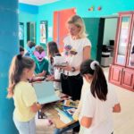 Zeta Douka Instagram - 24 ώρες στην Κάρπαθο! Ένα ταξίδι- αστραπή για καλό σκοπό, αφού έγινε κατόπιν πρωτοβουλίας και πρόσκλησης του συλλόγου γονέων του Γυμνασίου Πηγαδίων Καρπάθου στην @anasa.com.gr , προκειμένου να πραγματοποιηθεί εκδήλωση πρόληψης και ενημέρωσης στους μαθητές/ εκπαιδευτικούς/γονείς για τις Διαταραχές Πρόσληψης Τροφής. Ταξιδέψαμε λοιπόν , παρέα με δυο μέλη της κλινικής ομάδας του Κέντρου Ημερας Ανασα , την ψυχολόγο Χρύσα Δασκαλάκη και την διατροφολόγο Ραφαέλα Μακρή για να συναντήσουμε τα απίθανα παιδιά του Γυμνασίου και του Δημοτικού Σχολείου και τους καταπληκτικούς γονείς και δασκάλους τους και να γίνουμε εν τελει όλοι μια μεγάλη, ζωηρή και γεμάτη όρεξη για επικοινωνία παρέα. Δεν θα σας πω πόσο εντυπωσιάστηκα από το νησί, γιατί δεν πρόλαβα να το δω ( σχεδιάζω να το κάνω μέσα στον Ιούλιο και να διαμείνω και πάλι στο καταπληκτικό @arcusluxurysuiteskarpathos του Γιάννη Παπαγιάννη). Εντυπωσιάστηκα όμως από την ευγένεια , τη γενναιοδωρία και το νοιάξιμο για προσφορά των ανθρώπων στον τόπο τους. Ιδιαιτέρως των δραστήριων και αεικίνητων γυναικών (γονέων, εκπαιδευτικών , της Παιδιάτρου του νησιού) που ενδιαφέρονται επί της ουσίας για τα παιδιά και διαρκώς γυρεύουν να τους προσφέρουν περισσότερη γνώση και ερεθίσματα. Συγκινήθηκα και δε σταμάτησα να τις συγχαίρω! Εις το επανιδείν λοιπόν. Έχουμε να κάνουμε πολλά μαζί στο μέλλον 😜 #anasa #ngo #eatingdisorders #awareness #karpathos
