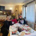 Zeta Douka Instagram - Μια ωραία εκδρομή! Μια ανάσα δροσιάς στη θερμή καθημερινοτητα της Αθήνας. Τα Τρίκαλα έχουν την τιμητική τους, ιδιως τις Γιορτές των Χριστουγέννων με τον δημοφιλή μύλο των ξωτικών. Έχουν όμως και υπέροχα τοπία, νερά παντού, βουνά με έλατα χιονισμένα( αν και δεν έχει ρίξει ακόμα το χιόνι που πρέπει), μονοπάτια και χωριά σαν από παραμύθια , που …γέρνουν και σου αλλάζουν την πραγματικότητα οπως την ήξερες! Εχουν και υπεροχους ανθρώπους , Με ζεστά χαμόγελα, σαν τις τηγανίτες που κάνουν για πρωινό, και Γλυκά σαν τις γλυκόπιτες. Κι αυτό κάνει κι όλη τη διαφορά.Οι νέοι φιλοι που έρχονται Στη ζωή μας και σχεδιάζουμε πότε θα τους ξαναδούμε. Οπως η Σταυρούλα Ζάμπρα , που έχει τον παραδοσιακό ξενώνα «Ο Σαρακατσάνος» στους Καλόγηρους. Όμορφη ψυχή , όπως και όλοι όσοι συναντήσαμε εκεί! Σας ευχαριστούμε από καρδιάς! Θα ξανάρθουμε σύντομα 🙏🏻 Κάντε ένα δώρο στον εαυτό σας και πηγαίνετε μια βόλτα στη φύση. Και παρασύρετε και αλλους φίλους να κάνουν το ίδιο ( @katerpapanikolaou , έκανες την καλύτερη δουλειά που ήρθες, έστω και για πολύ λίγο!) Επιστροφή τώρα , με γεμάτες μπαταρίες! #nature #travelling #motheranddaughter #snow #trikala #pertouli #elati #kalogiroi #breath #friends