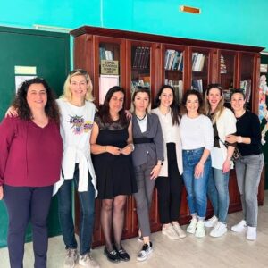 Zeta Douka Instagram - 24 ώρες στην Κάρπαθο! 
Ένα ταξίδι- αστραπή για καλό σκοπό, αφού έγινε κατόπιν πρωτοβουλίας και πρόσκλησης του συλλόγου γονέων του Γυμνασίου Πηγαδίων Καρπάθου στην @anasa.com.gr , προκειμένου να πραγματοποιηθεί εκδήλωση πρόληψης και ενημέρωσης στους μαθητές/ εκπαιδευτικούς/γονείς για τις Διαταραχές Πρόσληψης Τροφής. 
Ταξιδέψαμε λοιπόν , παρέα με δυο μέλη της κλινικής ομάδας του Κέντρου Ημερας Ανασα , την ψυχολόγο Χρύσα Δασκαλάκη και την διατροφολόγο Ραφαέλα Μακρή για να συναντήσουμε τα απίθανα παιδιά του Γυμνασίου και του Δημοτικού Σχολείου και τους καταπληκτικούς γονείς και δασκάλους τους και να γίνουμε εν τελει όλοι μια μεγάλη, ζωηρή και γεμάτη όρεξη για επικοινωνία παρέα. 

Δεν θα σας πω πόσο εντυπωσιάστηκα από το νησί, γιατί δεν πρόλαβα να το δω ( σχεδιάζω να το κάνω μέσα στον Ιούλιο και να διαμείνω και πάλι στο καταπληκτικό @arcusluxurysuiteskarpathos του Γιάννη Παπαγιάννη). 
Εντυπωσιάστηκα όμως από την ευγένεια , τη γενναιοδωρία και το νοιάξιμο για προσφορά των ανθρώπων στον τόπο τους. 
Ιδιαιτέρως των δραστήριων και αεικίνητων γυναικών (γονέων, εκπαιδευτικών , της Παιδιάτρου του νησιού) που ενδιαφέρονται επί της ουσίας για τα παιδιά και διαρκώς γυρεύουν να τους προσφέρουν περισσότερη γνώση και ερεθίσματα. 
Συγκινήθηκα και δε σταμάτησα να τις συγχαίρω! 

Εις το επανιδείν λοιπόν. Έχουμε να κάνουμε πολλά μαζί στο μέλλον 😜

#anasa #ngo #eatingdisorders #awareness #karpathos