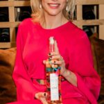 Zeta Douka Instagram - Η ΑΝΑΣΑ, η πρώτη μη κερδοσκοπική οργάνωση που ασχολείται με την πρόληψη, την ενημέρωση και την θεραπεία των ανθρώπων που πάσχουν από Διαταραχές Πρόσληψης Τροφής παρέχοντας εξειδικευμένες υπηρεσίες εντελώς Δωρεάν μέσω του Κέντρου Ημέρας, έγινε 17 χρονών!    Αναγνωρίζοντας το σημαντικό έργο της, η εικαστικός Καρολίνα Ροβύθη @caroline_rovithi, δημιούργησε 100 συλλεκτικές φιάλες κρασιού που διατίθενται στους ανθρώπους που θέλουν να στηρίξουν την προσφορά της ΑΝΑΣΑ στην ελληνική κοινωνία.   Στήριξε κι εσύ το έργο της!   Με κάθε δωρεά 100€ κι άνω στον αριθμό λογαριασμού που θα δεις παρακάτω, θα έχεις (μαζί με την απόδειξη δωρεάς) και μια από τις 100 συλλεκτικές κι αριθμημένες φιάλες κρασί, για να πιεις στην υγειά της. Έχουμε ακόμα στη διάθεσή μας 40 φιάλες που περιμένουν να βρουν την όμορφη παρέα που θα απολαύσει το κρασί αυτό στη συλλεκτική φιάλη!✨   Αριθμός λογαριασμού EUROBANK: GR9102600720000780200355009 (ΔΙΚΑΙΟΥΧΟΣ: ΑΝΑΣΑ-ΕΤΑΙΡΕΙΑ ΥΠΟΣΤΗΡΙΞΗΣ ΑΤΟΜΩΝ ΠΟΥ ΠΑΣΧΟΥΝ ΑΠΟ ΔΙΑΤΡΟΦΙΚΕΣ ΔΙΑΤΑΡΑΧΕΣ) Σημείωση: Παρακαλείστε να μας αποστείλετε στο info@anasa.com.gr τα στοιχεία επικοινωνίας σας (ονοματεπώνυμο, τηλέφωνο, email), προκειμένου να επικοινωνήσουμε μαζί σας για την αποστολή της συλλεκτικής φιάλης κρασιού και της απόδειξης δωρεάς.   Μείνετε συνδεδεμένοι με την ΑΝΑΣΑ ακολουθώντας: @anasa.com.gr  #anasa #ngo #eatingdisorders #daycenter #awareness #therapy #AnasaNewEra #ΑΝΑΣΑ #ΑνασαΜΚΟ #ΔιαταραχέςΠρόσληψηςΤροφής #προληψη_ο_καλυτερος_συμμαχος