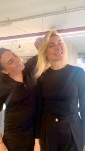 Zeta Douka Instagram - Λίγες μέρες πριν τα Χριστούγεννα, η υπέροχη @zetadouka σε μια τέλεια casual διάθεση, εμπιστεύεται την τεχνογνωσία του @ilias_morogiannis_ και της ομάδας @avedateo σε συνδυασμό με τα ασφαλή προϊόντα @aveda, για να τονώσει το δυναμικό ξανθό της !🌟🙌 #avedateo #avedagreece #haircolor #hairgoals