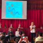 Zeta Douka Instagram - 24 ώρες στην Κάρπαθο! Ένα ταξίδι- αστραπή για καλό σκοπό, αφού έγινε κατόπιν πρωτοβουλίας και πρόσκλησης του συλλόγου γονέων του Γυμνασίου Πηγαδίων Καρπάθου στην @anasa.com.gr , προκειμένου να πραγματοποιηθεί εκδήλωση πρόληψης και ενημέρωσης στους μαθητές/ εκπαιδευτικούς/γονείς για τις Διαταραχές Πρόσληψης Τροφής. Ταξιδέψαμε λοιπόν , παρέα με δυο μέλη της κλινικής ομάδας του Κέντρου Ημερας Ανασα , την ψυχολόγο Χρύσα Δασκαλάκη και την διατροφολόγο Ραφαέλα Μακρή για να συναντήσουμε τα απίθανα παιδιά του Γυμνασίου και του Δημοτικού Σχολείου και τους καταπληκτικούς γονείς και δασκάλους τους και να γίνουμε εν τελει όλοι μια μεγάλη, ζωηρή και γεμάτη όρεξη για επικοινωνία παρέα. Δεν θα σας πω πόσο εντυπωσιάστηκα από το νησί, γιατί δεν πρόλαβα να το δω ( σχεδιάζω να το κάνω μέσα στον Ιούλιο και να διαμείνω και πάλι στο καταπληκτικό @arcusluxurysuiteskarpathos του Γιάννη Παπαγιάννη). Εντυπωσιάστηκα όμως από την ευγένεια , τη γενναιοδωρία και το νοιάξιμο για προσφορά των ανθρώπων στον τόπο τους. Ιδιαιτέρως των δραστήριων και αεικίνητων γυναικών (γονέων, εκπαιδευτικών , της Παιδιάτρου του νησιού) που ενδιαφέρονται επί της ουσίας για τα παιδιά και διαρκώς γυρεύουν να τους προσφέρουν περισσότερη γνώση και ερεθίσματα. Συγκινήθηκα και δε σταμάτησα να τις συγχαίρω! Εις το επανιδείν λοιπόν. Έχουμε να κάνουμε πολλά μαζί στο μέλλον 😜 #anasa #ngo #eatingdisorders #awareness #karpathos
