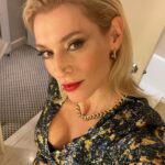 Zeta Douka Instagram - Είχα την τιμή και την χαρά να παρουσιάσω ακόμη μία χρονιά την 31η απονομή των βραβείων Amver που διοργάνωσε το Propeller Club Port of Piraeus, στις ναυτιλιακές εταιρείες και τα πλοία που συνέβαλαν στην διάσωση ανθρώπων την χρονιά που μας πέρασε. Σε μια άκρως λαμπερή βραδιά, είχε την τιμητική της η «Ναυτοσύνη», το σύνολο δηλαδή των υψηλών αξιών και ικανοτήτων , του φιλότιμου και της αλληλεγγύης , της ανθρωπιάς και του σεβασμού, που πρέπει να έχουν οι άνθρωποι που εργάζονται στη θάλασσα αλλά και γενικότερα. Συγχαρητήρια για την άψογη διοργάνωση κι εύχομαι και του χρόνου , με ακόμα μεγαλύτερα επιτεύγματα! Ευχαριστώ πολύ τον πρόεδρο του Propeller club , Κωστή Φραγκούλη ( @costisfrangoulis )και το διοικητικό συμβούλιο (ιδιαιτέρως την Ά Αντιπρόεδρο @danaebezantakou) για την εμπιστοσύνη ακόμη μια χρονιά Ευχαριστώ την υπέρλαμπρη Χρυσάνθη Στεφάνου (@chrysanthi__s )για τον -πάντα- καλό κι ενθαρρυντικό της λόγο Τέλος, ευχαριστώ την αγαπημένη μου θεία Τερέζα, που δέχτηκε να με συνοδεύσει , Και έκανε θραύση με την εμφάνιση και την κομψότητα της 💜 Mua-hair @filippageorgia Dress @giorgiap_fashion #amverawards2022 #propeller #propellerclubpiraeus #ceremony #hostess