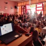 Zeta Douka Instagram - 24 ώρες στην Κάρπαθο! Ένα ταξίδι- αστραπή για καλό σκοπό, αφού έγινε κατόπιν πρωτοβουλίας και πρόσκλησης του συλλόγου γονέων του Γυμνασίου Πηγαδίων Καρπάθου στην @anasa.com.gr , προκειμένου να πραγματοποιηθεί εκδήλωση πρόληψης και ενημέρωσης στους μαθητές/ εκπαιδευτικούς/γονείς για τις Διαταραχές Πρόσληψης Τροφής. Ταξιδέψαμε λοιπόν , παρέα με δυο μέλη της κλινικής ομάδας του Κέντρου Ημερας Ανασα , την ψυχολόγο Χρύσα Δασκαλάκη και την διατροφολόγο Ραφαέλα Μακρή για να συναντήσουμε τα απίθανα παιδιά του Γυμνασίου και του Δημοτικού Σχολείου και τους καταπληκτικούς γονείς και δασκάλους τους και να γίνουμε εν τελει όλοι μια μεγάλη, ζωηρή και γεμάτη όρεξη για επικοινωνία παρέα. Δεν θα σας πω πόσο εντυπωσιάστηκα από το νησί, γιατί δεν πρόλαβα να το δω ( σχεδιάζω να το κάνω μέσα στον Ιούλιο και να διαμείνω και πάλι στο καταπληκτικό @arcusluxurysuiteskarpathos του Γιάννη Παπαγιάννη). Εντυπωσιάστηκα όμως από την ευγένεια , τη γενναιοδωρία και το νοιάξιμο για προσφορά των ανθρώπων στον τόπο τους. Ιδιαιτέρως των δραστήριων και αεικίνητων γυναικών (γονέων, εκπαιδευτικών , της Παιδιάτρου του νησιού) που ενδιαφέρονται επί της ουσίας για τα παιδιά και διαρκώς γυρεύουν να τους προσφέρουν περισσότερη γνώση και ερεθίσματα. Συγκινήθηκα και δε σταμάτησα να τις συγχαίρω! Εις το επανιδείν λοιπόν. Έχουμε να κάνουμε πολλά μαζί στο μέλλον 😜 #anasa #ngo #eatingdisorders #awareness #karpathos