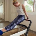 Zeta Douka Instagram - Μετά από 3 εβδομάδες (σχεδόν) αποχή και 2 εβδομάδες φυσικοθεραπεία , επανέρχομαι περιχαρής στο Pilates. Οι τραυματισμοί μας θέλουν προσοχή, χρόνο και σωστή καθοδήγηση προκειμένου να θεραπευτούν και μέρος της θεραπείας είναι η κίνηση και η ενδυνάμωση. Για την ακρίβεια, είναι το σπουδαιότερο στάδιο , ιδίως όσο μεγαλώνουμε που έτσι κι αλλιώς η αποκατάσταση γίνεται δυσκολότερη. Το ξέρω ότι στην αρχή ειναι σαν να μην ακολουθεί το σώμα, σαν να έχει ξεχάσει αυτά που ήξερε. Όμως επανέρχεται γρήγορα και αν το «ακούσουμε» προσεκτικά κατά τη διάρκεια, η άσκηση γίνεται ασφαλής κι εποικοδομητική. Επαναλαμβάνω, ΠΑΝΤΑ με σωστή καθοδήγηση από τους -ειδικούς- γιατρούς, φυσικοθεραπευτές, γυμναστές κλπ. Για την ιστορία, το Pilates είναι από τις πλέον ασφαλείς μεθόδους γυμναστικης - έτσι κι αλλιώς δημιουργήθηκε για αποκατάσταση κι ευτυχώς συνεχίζει να θριαμβεύει. Pilates instructor @eleni.sof #pilates #pilatesreformer #sprainedankle #rehabilitation #exercise