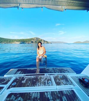 Zeynep Beşerler Instagram - Yemek,temizlik,utu sarmalindan koptum cok sukur 🙏🏼Uzun sure temizlik,yemek,deniz ☺️Bye utu seni hic ozlemiyorum 🙋🏻‍♀️ #sunday #bodrum @beyzabozanoglu @emiricgoren #keremicgoren