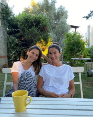 Zeynep Beşerler Instagram - Fındık kurdu yine yanimda 🥰🥰Kardeshim hep gel diyecegim de çokta yanlis anlamamak lazim 😎🤣🤣 @deryabeserler5 #september 💞