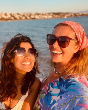Zeynep Gülmez Instagram - Yaz mevsiminin son demleri , güzeldi be😇 hele tubişle daha bir keyifli;)) gülmeni özlicem , anladın sen🤣 @tubaoztekin_
