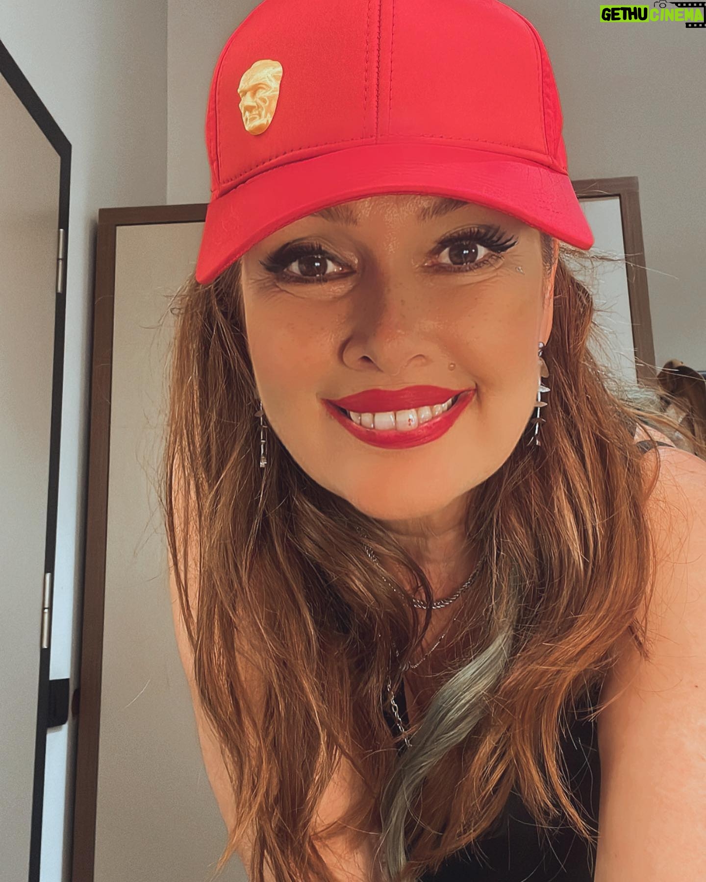 Zeynep Gülmez - 3 Likes - Atatürk şapkaları linki - profilimde
@blueeyes_ataturk