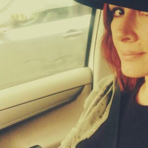 Zeynep Gülmez Instagram - Yaşadığın onca şeye karşı ayaktaysan , bir kaç gerçekten seni seven dostunla hayatına devam ediyorsan  ve en önemlisi de neyi istediğini , sana neyin iyi geldiğini artık öğrenmişsen büyümüşsün demek ki . Yaş değil yaşam önemli , acaba ne kadar yaşadın neyi ? Ne kadar farkına vardın ? Ya da ne zaman sonra  daha farkında olacaksın ? Hayat sürprizleriyle güzel . Bazısı acılı oluyor ama iyi olan, sana kalanlarla devam etmelisin yola. Yollar ah o yollar . …yıllar ah o yıllar . E hadi o zaman hoş geliyorsun yeni yaş 🌸 #10temmuz #yeniyaş