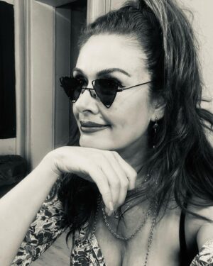 Zeynep Gülmez Instagram - İlk oynadığım tiyatro sahnesinde yine oynama heyecanı😎😇💚