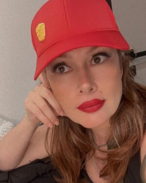 Zeynep Gülmez Instagram - Atatürk şapkaları linki - profilimde 
@blueeyes_ataturk
