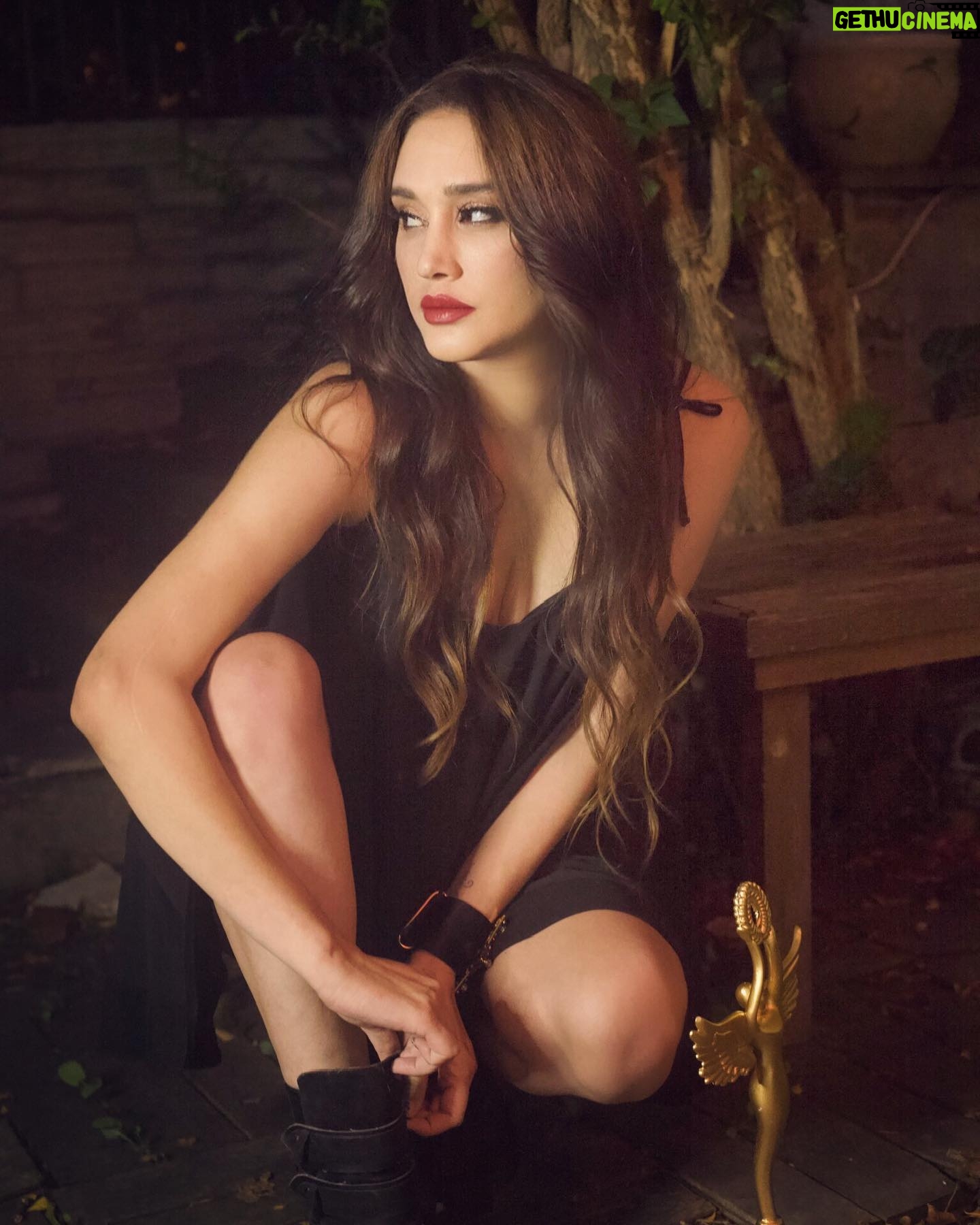 Zeynep Koçak - 1.9K Likes - "sadece arkadaşız" ile "en iyi romantik komedi yazarı" ödülü geldi... darısı altın kelebek ödül törenine❤️❤️❤️ make up by @gulhanaydiin dress by @hakanakkaya