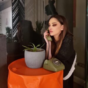 Zeynep Koçak Instagram - -alo nerdesin napıosun 
-klip çekiyoruz - sana bir şey söylemek istiyorum - söyle dinliyorum - ben aşık oldum - kimeee? - sana ... KARA GÖZLÜÜÜÜÜM SEVDALANMIIIŞ KİME DEDİİİM YAR SANA DEDİİİİ