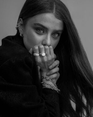 Zeynep Kumral Instagram - Üfffffff 🔥 
İlo’mun fotoğrafına mı yansam ismini taşıyan koleksiyona mı🤍🖤

İLAYDA ALİŞAN X JUSTE

@justestore 💎
