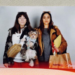 Zeynep Kumral Instagram - Her şey önce çok normaldi. Sonra Zümrüt Fotoğrafçılık’ın önünden geçerken Zeynep “Şöyle eski usül aile fotoğrafı mı çektirsek?, hiç gülmesek ama komik olsa mesela?”dedi kahkahalarla. Hadi dedim hadi giriyoruz!!! Her şey hala çok normal bence😉 
Sizce?