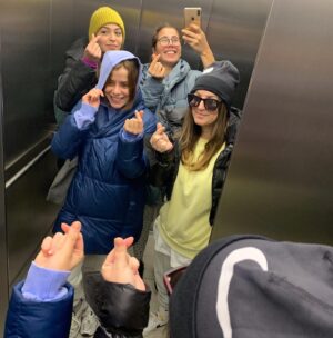 Zeynep Kumral Instagram - Sevgi anlayışımız♥️
Söylerken göstermek
Gösterirken söylemek 

#사랑 

@ilaydalisan 
@havvamertoglu