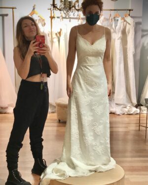Zeynep Kumral Instagram - Sevdiceğimle en sevdiğim yerde Erhan’sız yaptığımız kostüm provasının üstünden 1 yıl geçmiş🤍
@elifsonmez @erhanblbn @atolyemariposa 
#tb