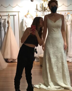 Zeynep Kumral Instagram - Sevdiceğimle en sevdiğim yerde Erhan’sız yaptığımız kostüm provasının üstünden 1 yıl geçmiş🤍
@elifsonmez @erhanblbn @atolyemariposa 
#tb