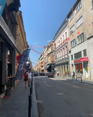Zeynep Ozbatur Atakan Instagram - @sarajevofilmfestival günleri toplantılar ve güzel buluşmalarla geçiyor. Bununla ilgili bir dump paylaşıyorum. Bu yıl, kendimi çok daha iyi hissediyorum. Çünkü canım öğrencilerimle her köşede kucaklaşmak ve onların ilgisini görmek muhteşem bir duygu. Bu arada, yeni yapacağım filmlerin strateji toplantıları ve her köşede rastladığım dostlar... Şehir yıllar içinde değişmeyen duygusu ile aynı... Onu bir başka postta yazacağım. #sarajevofilmfestival #yapimlab #festival #zeynepyollarda