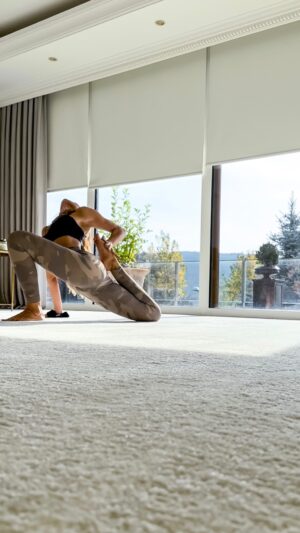 Zeynep Tokuş Instagram - Haftasonuna romantik başlayalım;)) 🕊️
#metime 

#yoga #yogaflow #yogainspiration #yogapractice #yogaeveryday #freeflow #movement #floorwork #floorworkflow