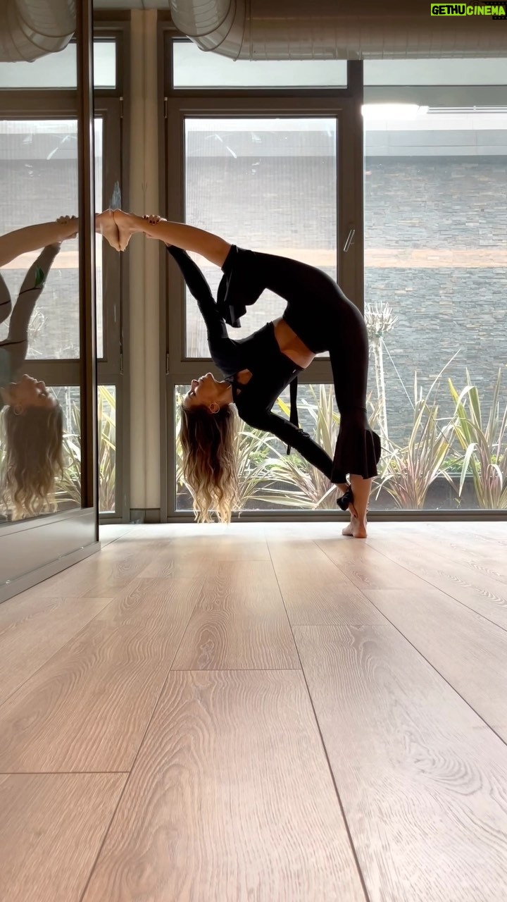 Zeynep Tokuş - 4.6K Likes - Denemeliydim😂 bazı akımlara karşı koyamıyor insan;)) bir de avatarlı olan var. Onu da denedim mesela🙈😁
Ah #instagram ahh!
#streching #yoga #yogainspiration #yogapractice