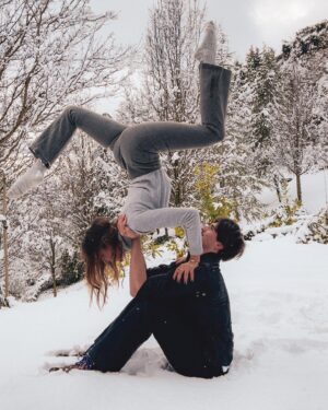 Zeynep Tokuş Instagram - Doya doya…❄️💙
#ocak22 
#acroyoga