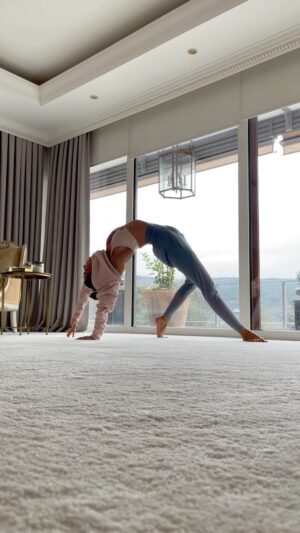 Zeynep Tokuş Instagram - #güzelbirgün 🌸

#yoga #floorwork #heartopeners #movement #dance #yogareels #freeflow #koundinyasana