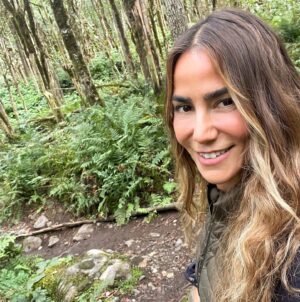 Zeynep Tokuş Instagram - Büyülü,sihirli #şimşirormanı 🌿
Bu sene yine gelmek nasip oldu çok şükür.En son resim 2019 daki ziyaretimizden.Sevgili ağaçla yine kavuştuk.💚

#cennetvatanım 
#karadeniz #rize