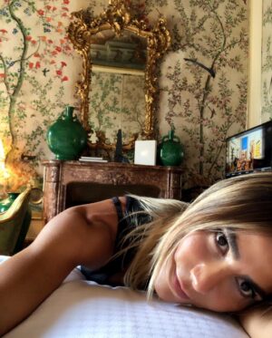 Zeynep Tokuş Instagram - İnsan kendini sevmeli öncelikle…derinden ve içtenlikle.Sahip çıkmalı kendine.Yanındayım,birlikteyiz demeli kendi kendine.