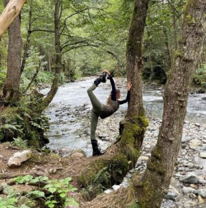 Zeynep Tokuş Instagram - Büyülü,sihirli #şimşirormanı 🌿
Bu sene yine gelmek nasip oldu çok şükür.En son resim 2019 daki ziyaretimizden.Sevgili ağaçla yine kavuştuk.💚

#cennetvatanım 
#karadeniz #rize