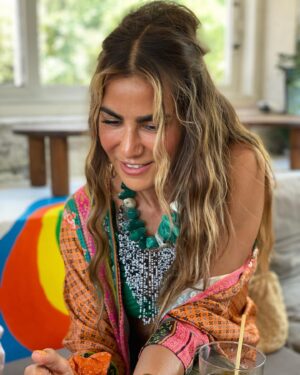 Zeynep Tokuş Instagram - Bir dostun aynasında seyretmek kendini…paha biçilmez onun güzel gözlerinden görmek kendini.Hatta bazen onunla sevmek en gölgede kalmış yönlerini.Dost dediğin işte öyle olmalı.Lunaparktaki eğri büğrü gösteren aynalar gibi değil sizdeki güzelliği ortaya çıkaran aynalar olmalı.Size kendi güzel renklerini bulaştırırken sizdeki renkleri seve isteye üzerine bulamalı.Can dostlarım şu geçen haftamızı mutluluk ve neşe dolu anılar çuvalına koydum, yenilerini yaşamayı sabırsızlıkla bekliyorum.
Sizi seviyorum.
Canım Özgemin gözünden…
#iamzamamat ;))
@ozgezeynepsayman 

Haftanın yıldızları✨✨✨✨
@arzumilimetrik 
@duyguerokan 
@harik_ush 
@nurellasana 
@tapasgo 
@zeynepkahaoglu