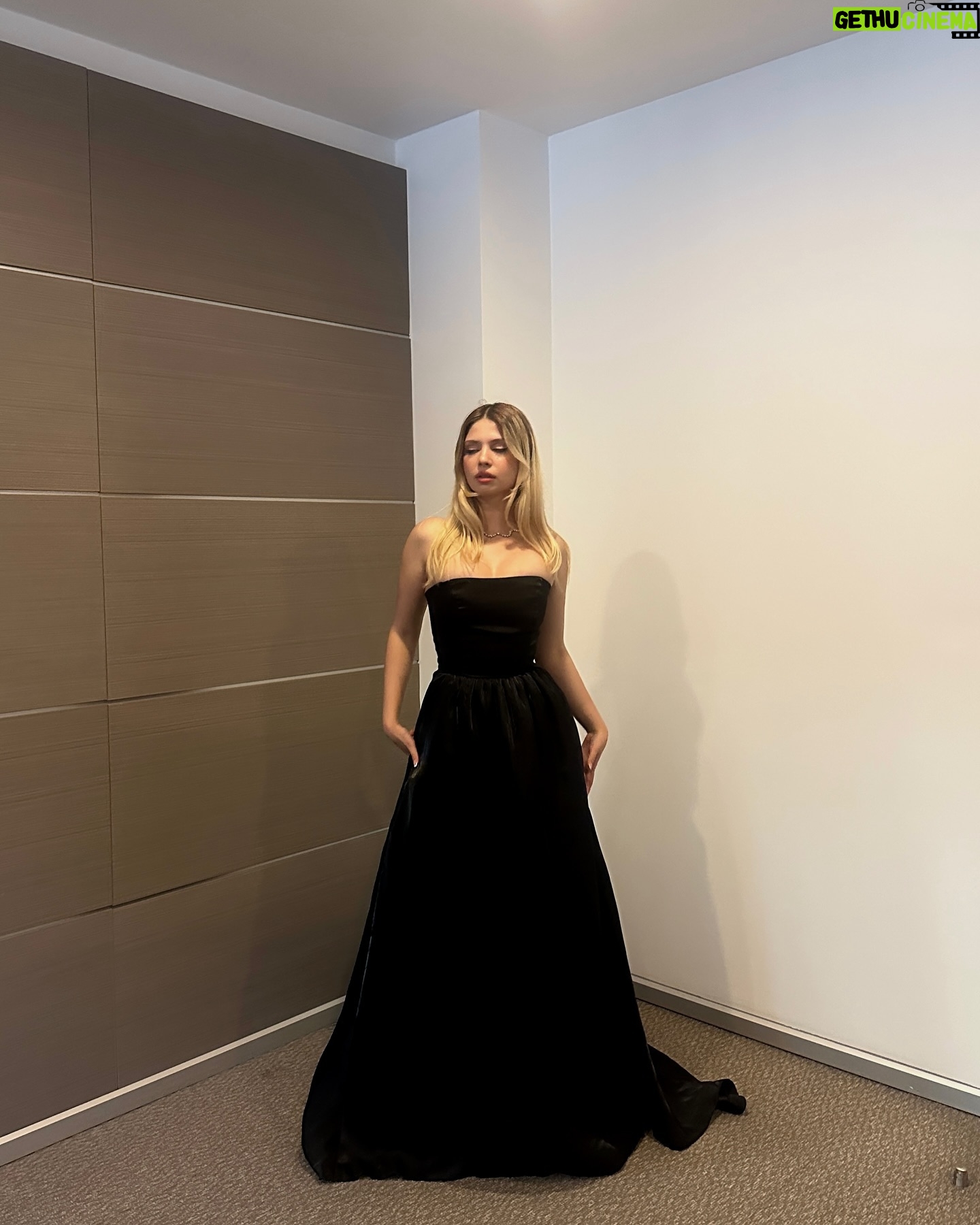 Zeynep Atılgan Instagram - Bu özel geceye beni hazırlayan,styling,makeup, saç ve her şeyle yakından ilgilenen @canayyildizaydin ‘a ve emeği geçen herkese teşekkür ederim. styling @canayyildizaydin make up @gizzemergin backstage @basakevci manager @bernakonukman