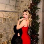 Zeynep Atılgan Instagram - girl in red ♥️🎄 herkese mutlu yıllar 🥳