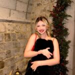 Zeynep Atılgan Instagram - girl in red ♥️🎄 herkese mutlu yıllar 🥳