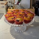 Zeynep Özkaya Instagram – BÜTÜN SAMİMİYETİM İLE SÖYLÜYORUM müthiş bir nutellalı vişneli muffin tarifi ile geldim ahshdhshahsj❤️🍒 Seçim sonuçları, sürekli değişen haber kanalları bir yandan benim sürekli kendi tarifimi övmem derken sinirlerimiz aşırı bozuldu gülmekten altımıza yaptık çook eğlenceli bir seçim night oldu😆 Malzeme listesi ve ve püf noktalar aşağıda:

2 yumurta, 1 sb şeker(200ml), 1 sb sıvı yağ, 1 sb yoğurt, 1 paket vanilin, 1 paket kabartma tozu, 1,5-2 bardak un, donmuş vişne, nutella

🍒Sadece yumurta ve şekeri mikser ile çırptım devamında el çırpıcısı ile devam ettim ki muffin harcı sönmesin
🍒Muffin tariflerinde süt yerine yoğurt kullanıyorum iç kıvamı çok daha güzel oluyor
🍒Unu eleyerek ekledim ve miktarına kıvama bakarak karar verdim 2 bardağa yakın ekledim
🍒Muffin kaplarını sırasıyla 1 yemek kaşığı muffin harcı, 1 tatlı kaşığı nutella ve 1 yemek kaşığı muffin harcı olacak şekilde doldurdum. Vişneleri ise hem muffin harcına hem de muffinlerin en üstüne ekledim
🍒Önceden ısıtılmış fırında 180 derecede 20-25 dakika üstü kızarana kadar pişirdim ve afiyetss🤤