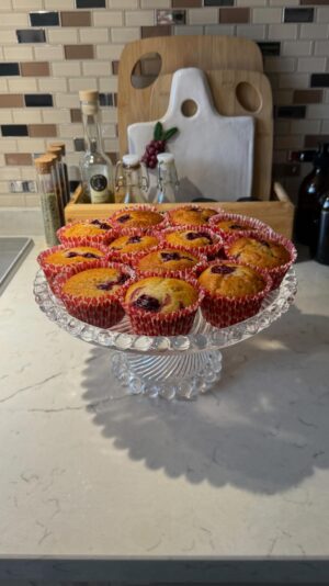 Zeynep Özkaya Instagram - BÜTÜN SAMİMİYETİM İLE SÖYLÜYORUM müthiş bir nutellalı vişneli muffin tarifi ile geldim ahshdhshahsj❤️🍒 Seçim sonuçları, sürekli değişen haber kanalları bir yandan benim sürekli kendi tarifimi övmem derken sinirlerimiz aşırı bozuldu gülmekten altımıza yaptık çook eğlenceli bir seçim night oldu😆 Malzeme listesi ve ve püf noktalar aşağıda:

2 yumurta, 1 sb şeker(200ml), 1 sb sıvı yağ, 1 sb yoğurt, 1 paket vanilin, 1 paket kabartma tozu, 1,5-2 bardak un, donmuş vişne, nutella

🍒Sadece yumurta ve şekeri mikser ile çırptım devamında el çırpıcısı ile devam ettim ki muffin harcı sönmesin
🍒Muffin tariflerinde süt yerine yoğurt kullanıyorum iç kıvamı çok daha güzel oluyor
🍒Unu eleyerek ekledim ve miktarına kıvama bakarak karar verdim 2 bardağa yakın ekledim
🍒Muffin kaplarını sırasıyla 1 yemek kaşığı muffin harcı, 1 tatlı kaşığı nutella ve 1 yemek kaşığı muffin harcı olacak şekilde doldurdum. Vişneleri ise hem muffin harcına hem de muffinlerin en üstüne ekledim
🍒Önceden ısıtılmış fırında 180 derecede 20-25 dakika üstü kızarana kadar pişirdim ve afiyetss🤤