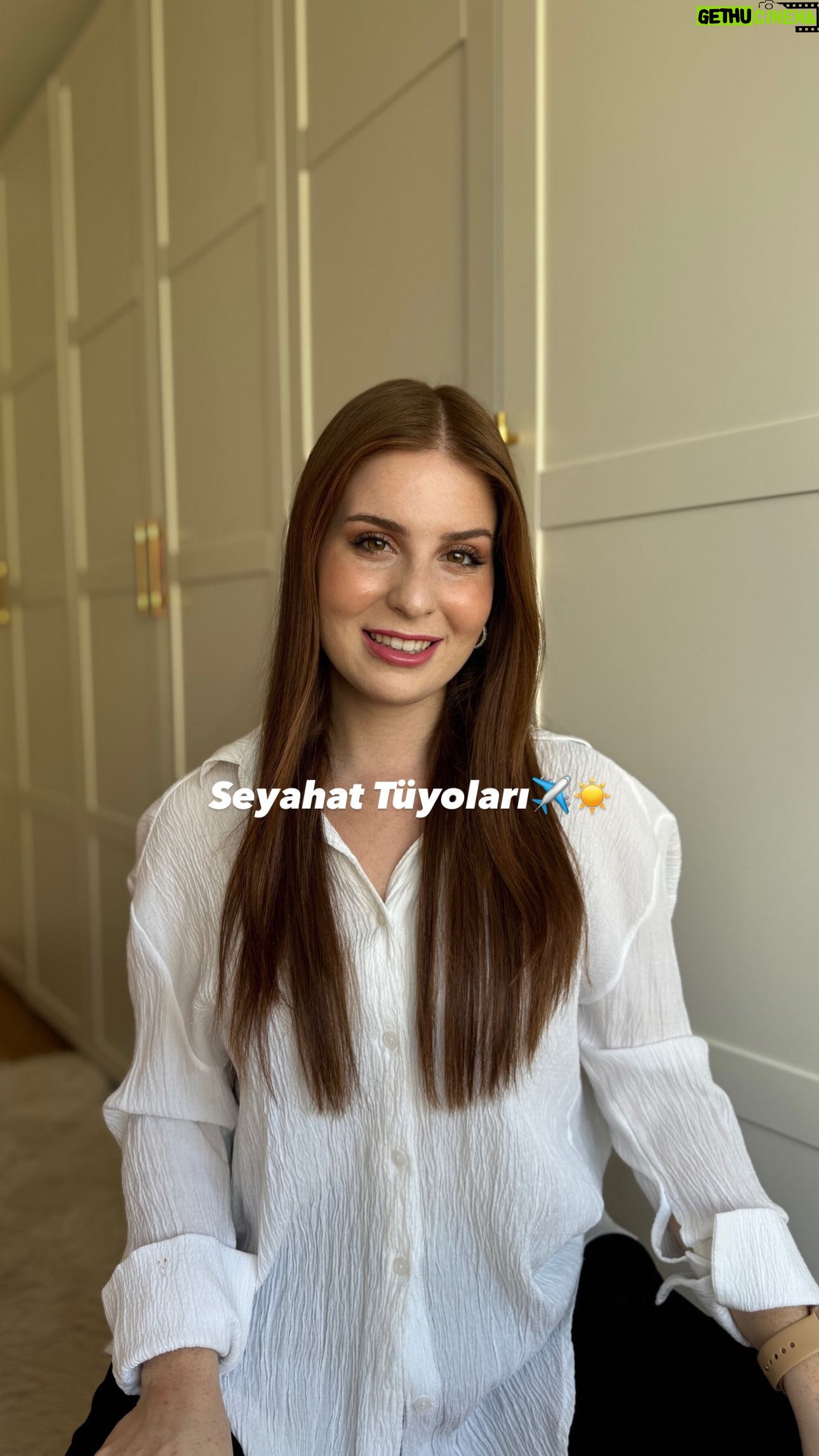Zeynep Özkaya Instagram - Dostlarım size de benim gibi tatile gitmek çook keyifli ama tatil rezervasyonları hep çok mu zor geliyor?😂🙋🏼♀Peki uçak bileti, otel rezervasyonu ve araba kiralama gibi tüm rezervasyonlarınızı Pazarama Tatil ile tek bir platformdan yapabileceğinizi söylesem🤩 1-31 Mayıs tarihleri arasında çok güzel avantajlarla tatilinizi planlamayı unutmayın✈️ 🏝 @pazarama #işbirliği