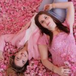 Zeynep Özkaya Instagram – Güller diyarında biz🥹🩷🌸