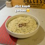 Zeynep Özkaya Instagram - Bundan sonra başka çorba yapmak istemeyeceğiniz o tarif ile geldim: Dört kaşık çorbası🫠🧡🫶🏻 İlk denememde çok becerememiştim sonunda tutturdum şahane oldu şahanee🤤 Evdeki malzemeler ile rahatlıkla yapılabilecek bir tarif detaylar aşağıda⬇️ 🥣Öncelikle 1 yk yeşil mercimek, 1 yk kırmızı mercimek, 1 yk pilavlık bulgur ve 1 yk pirinci güzelce yıkayalım ve tencereye alalım. 6 sb sıcak suyu ekleyip kaynamaya bırakalım(önce 5 bardak koydum, soğan ve baharatları koyduktan sonra 1 bardak daha ekledim kıvama göre karar verebilirsiniz). Bu sırada terbiye için 1 sb yoğurt, 1 yk un ve 1 yumurtanın sarısını güzelce ve uzunca çırpalım. Haşlanan bakliyatların suyunu terbiyenin olduğu kaseye ekleyelim (bu sayede yoğurdun kesilmesini önlemiş oluyoruz). Biraz karıştırdıktan sonra terbiyenin tamamını yavaşça tencereye ekleyelim ve karıştıralım. Sos tenceresinde 1 soğanı yağ, kırmızı pul biber, nane ve toz sarımsak ile kavuralım. Kavrulan baharat ve soğan karışımını çorbaya ekleyelim. Son olarak tuz da ekleyip bir taşım daha kaynatalım vee çorbamız hazıırrr afiyets🤤
