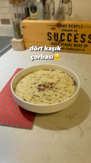 Zeynep Özkaya Instagram - Bundan sonra başka çorba yapmak istemeyeceğiniz o tarif ile geldim: Dört kaşık çorbası🫠🧡🫶🏻 İlk denememde çok becerememiştim sonunda tutturdum şahane oldu şahanee🤤 Evdeki malzemeler ile rahatlıkla yapılabilecek bir tarif detaylar aşağıda⬇️

🥣Öncelikle 1 yk yeşil mercimek, 1 yk kırmızı mercimek, 1 yk pilavlık bulgur ve 1 yk pirinci güzelce yıkayalım ve tencereye alalım. 6 sb sıcak suyu ekleyip kaynamaya bırakalım(önce 5 bardak koydum, soğan ve baharatları koyduktan sonra 1 bardak daha ekledim kıvama göre karar verebilirsiniz). Bu sırada terbiye için 1 sb yoğurt, 1 yk un ve 1 yumurtanın sarısını güzelce ve uzunca çırpalım. Haşlanan bakliyatların suyunu terbiyenin olduğu kaseye ekleyelim (bu sayede yoğurdun kesilmesini önlemiş oluyoruz). Biraz karıştırdıktan sonra terbiyenin tamamını  yavaşça tencereye ekleyelim ve karıştıralım. Sos tenceresinde 1 soğanı yağ, kırmızı pul biber, nane ve toz sarımsak ile kavuralım. Kavrulan baharat ve soğan karışımını çorbaya ekleyelim. Son olarak tuz da ekleyip bir taşım daha kaynatalım vee çorbamız hazıırrr afiyets🤤